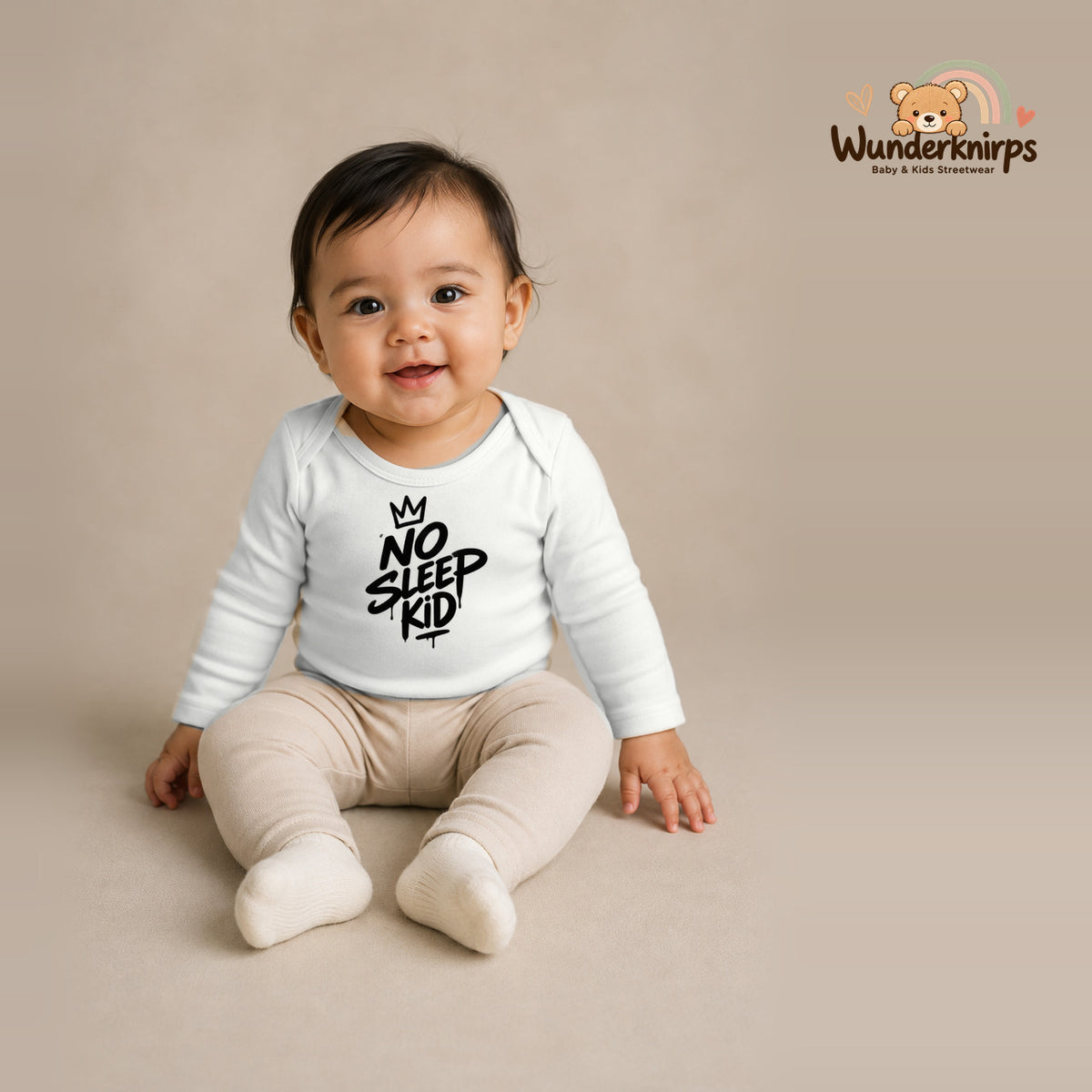 Babybody für Mädchen in Weiß mit Motiv „No Sleep Kid“, getragen von einem Kind – Wunderknirps.