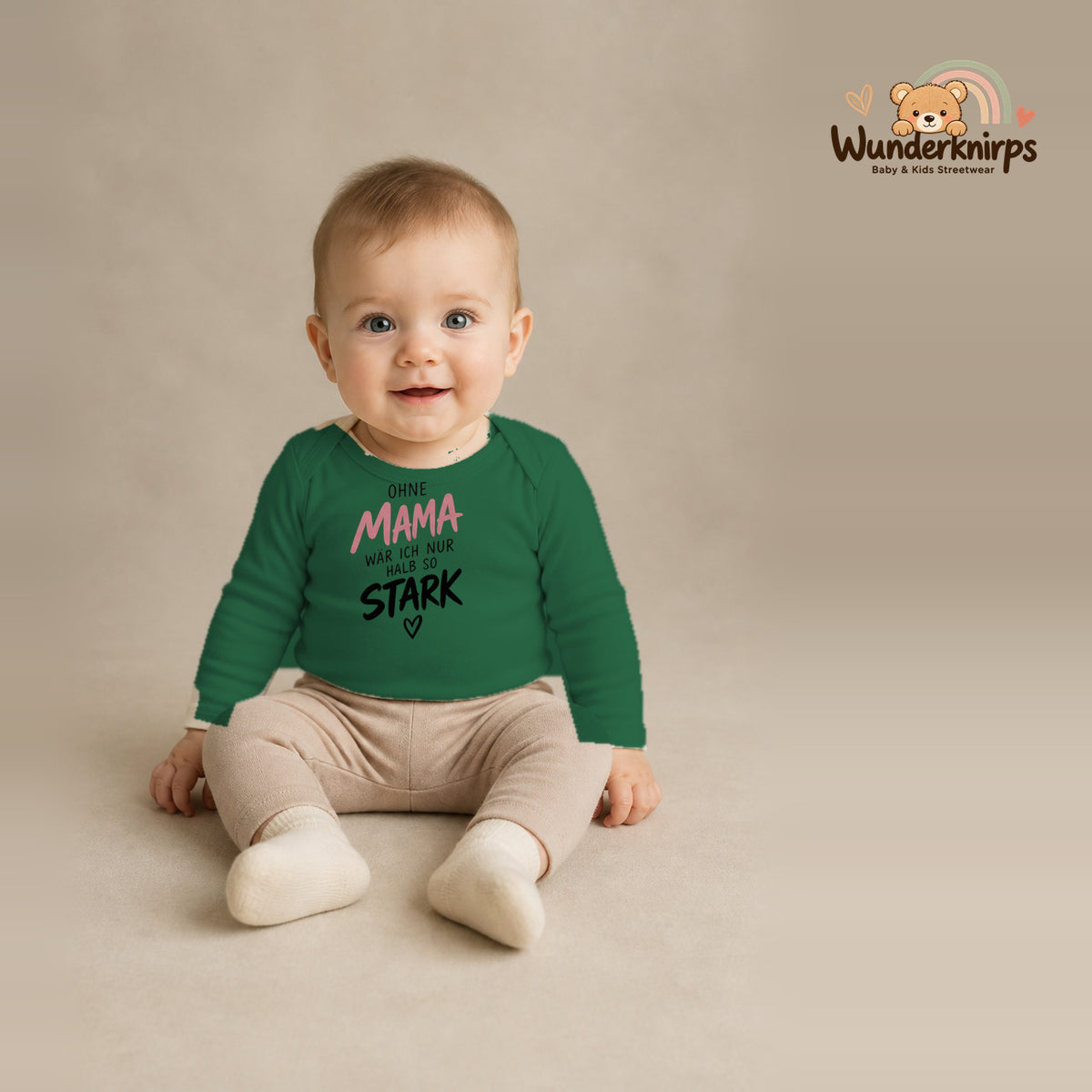 Babybody für Jungen in Grün mit Motiv „Ohne Mama“, getragen von einem Kind – Wunderknirps.