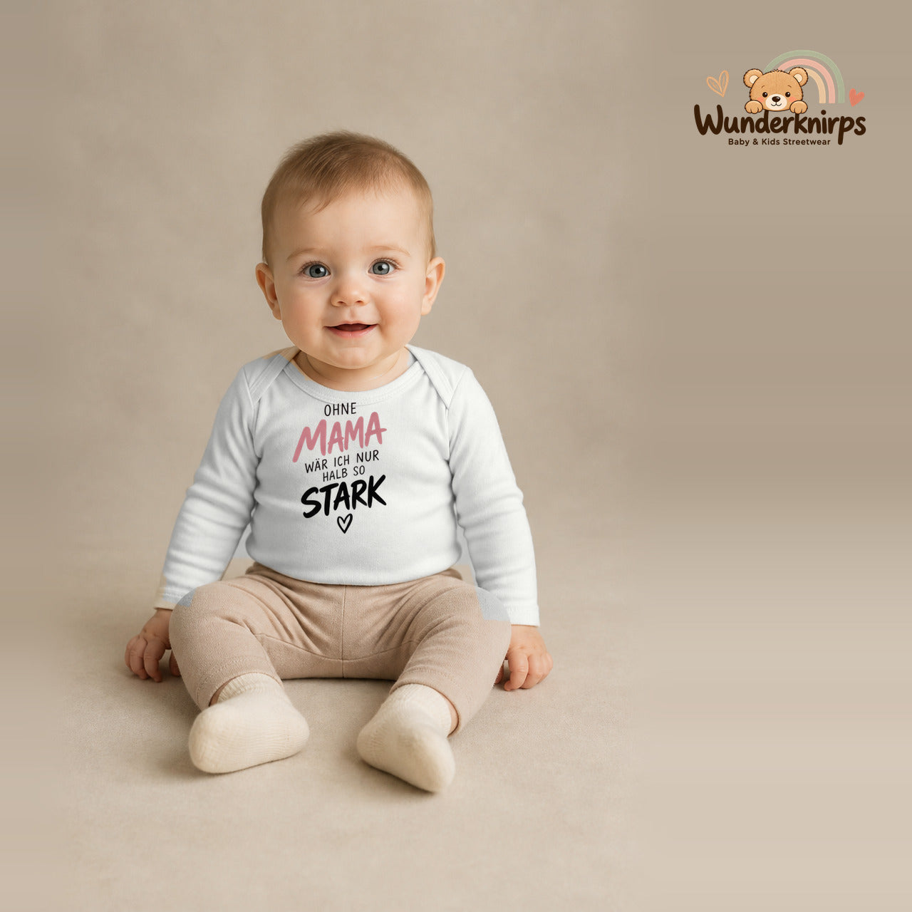 Babybody für Jungen in Weiß mit Motiv „Ohne Mama“, getragen von einem Kind – Wunderknirps.