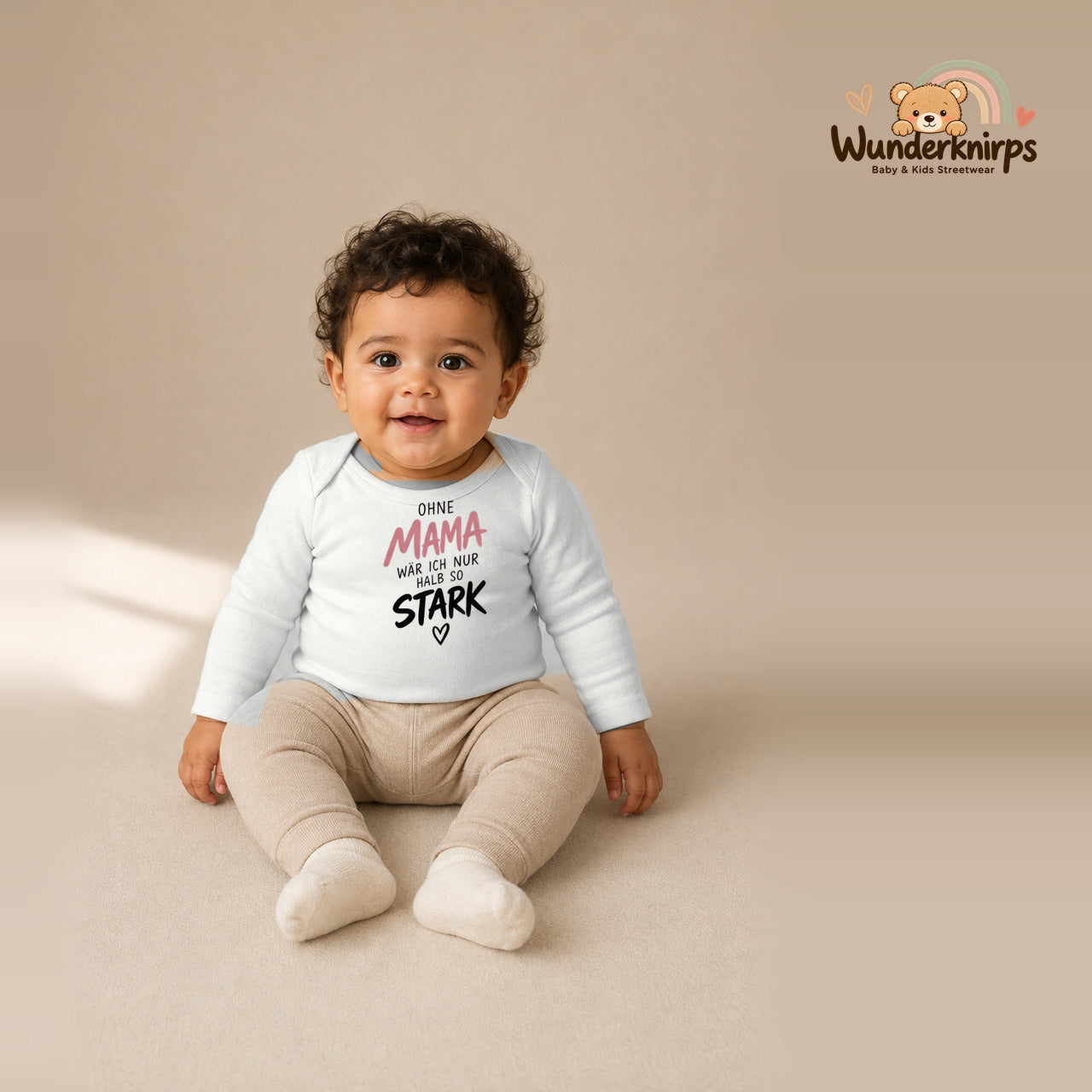 Babybody für Jungen in Weiß mit Motiv „Ohne Mama“, getragen von einem Kind – Wunderknirps.
