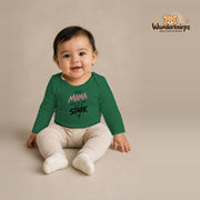 Babybody für Mädchen in Grün mit Motiv „Ohne Mama“, getragen von einem Kind – Wunderknirps.