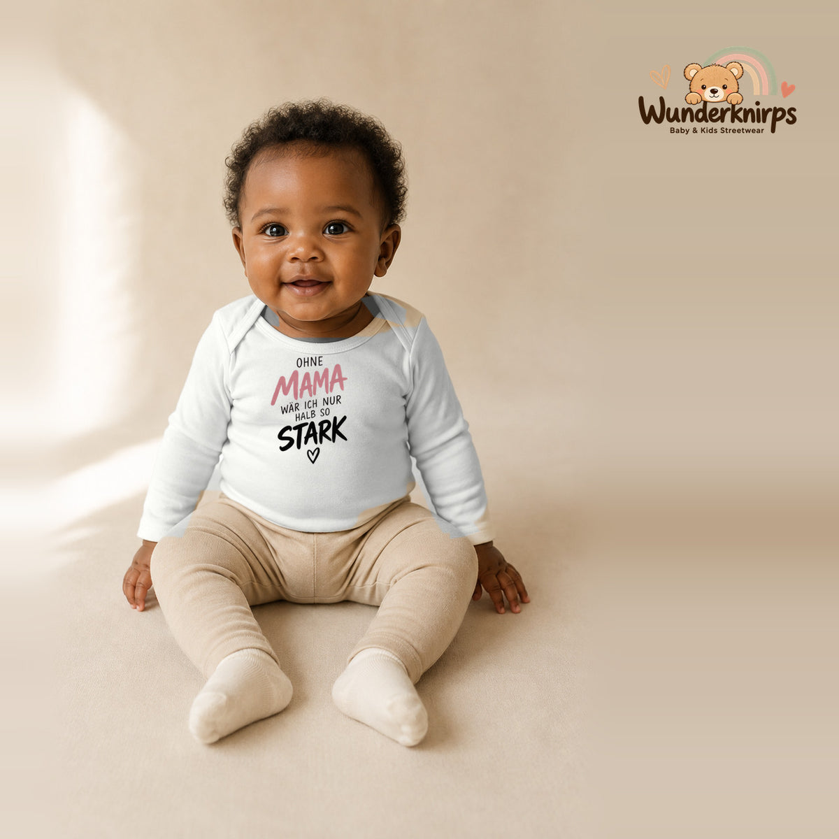 Babybody für Mädchen in Weiß mit Motiv „Ohne Mama“, getragen von einem Kind – Wunderknirps.