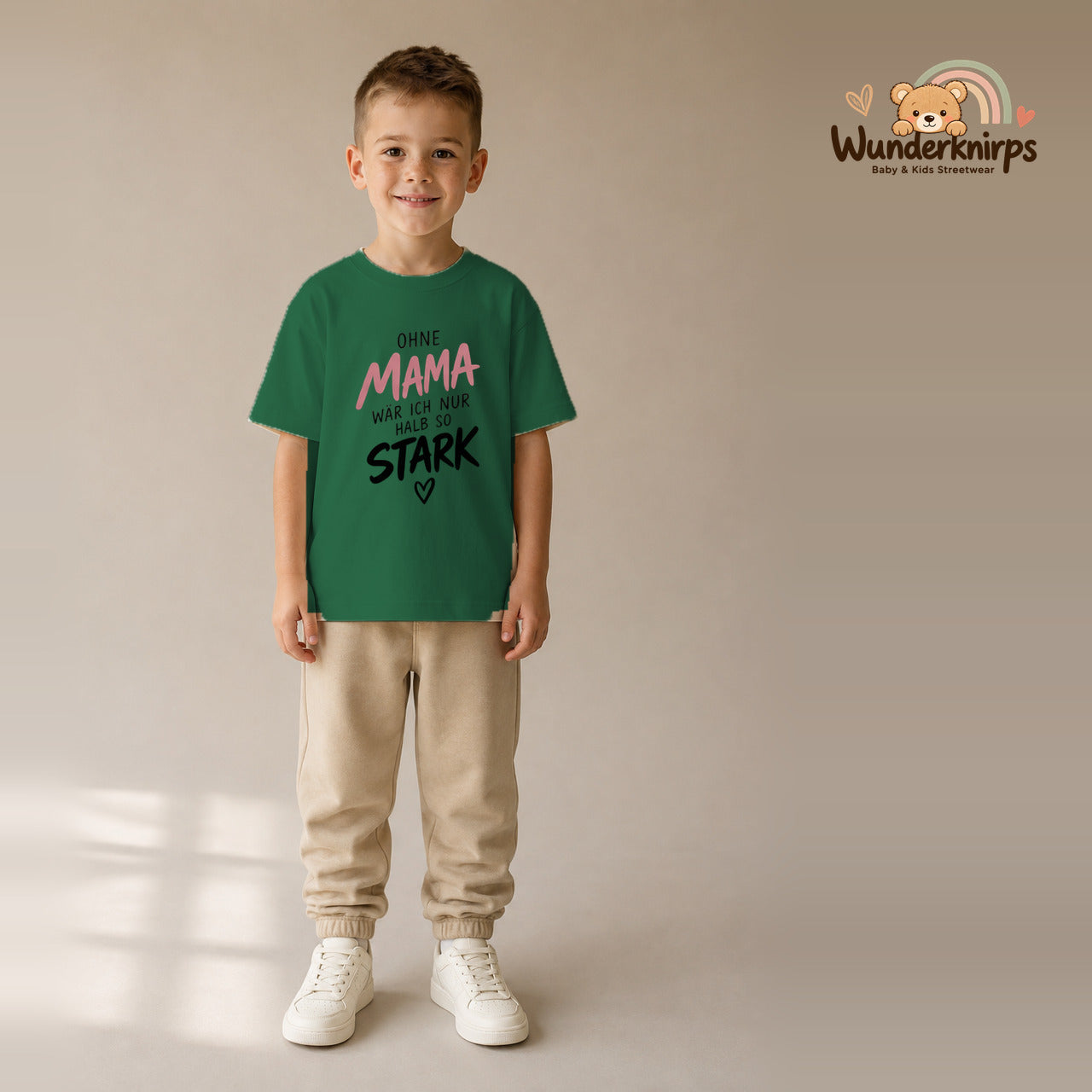 T-Shirt für Jungen in Grün mit Motiv „Ohne Mama“, getragen von einem Kind – Wunderknirps.