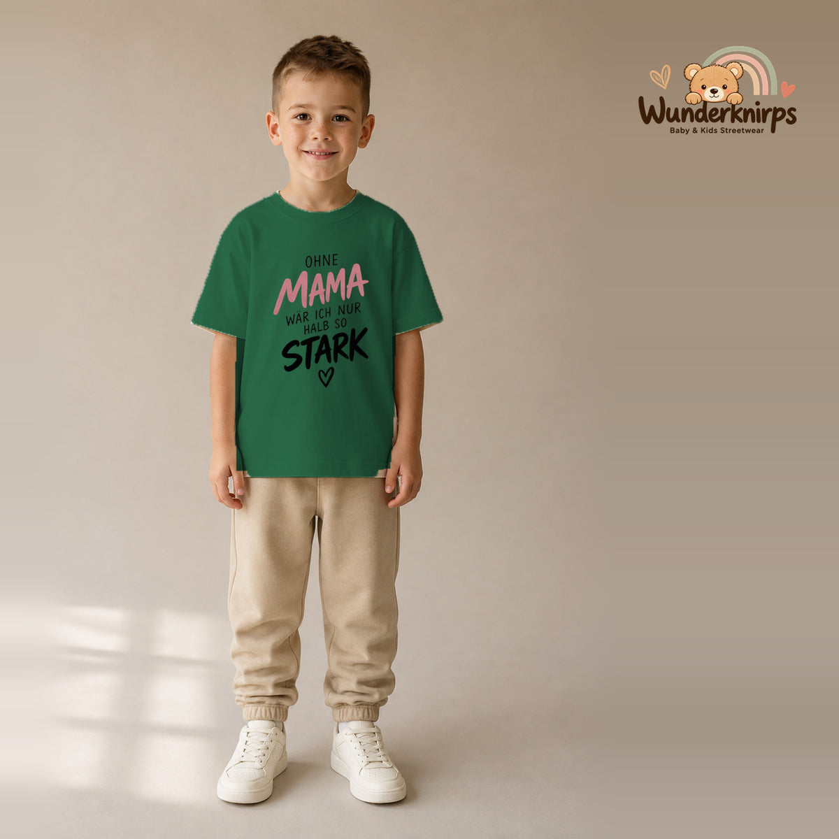 T-Shirt für Jungen in Grün mit Motiv „Ohne Mama“, getragen von einem Kind – Wunderknirps.