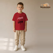 T-Shirt für Jungen in Rot mit Motiv „Ohne Mama“, getragen von einem Kind – Wunderknirps.