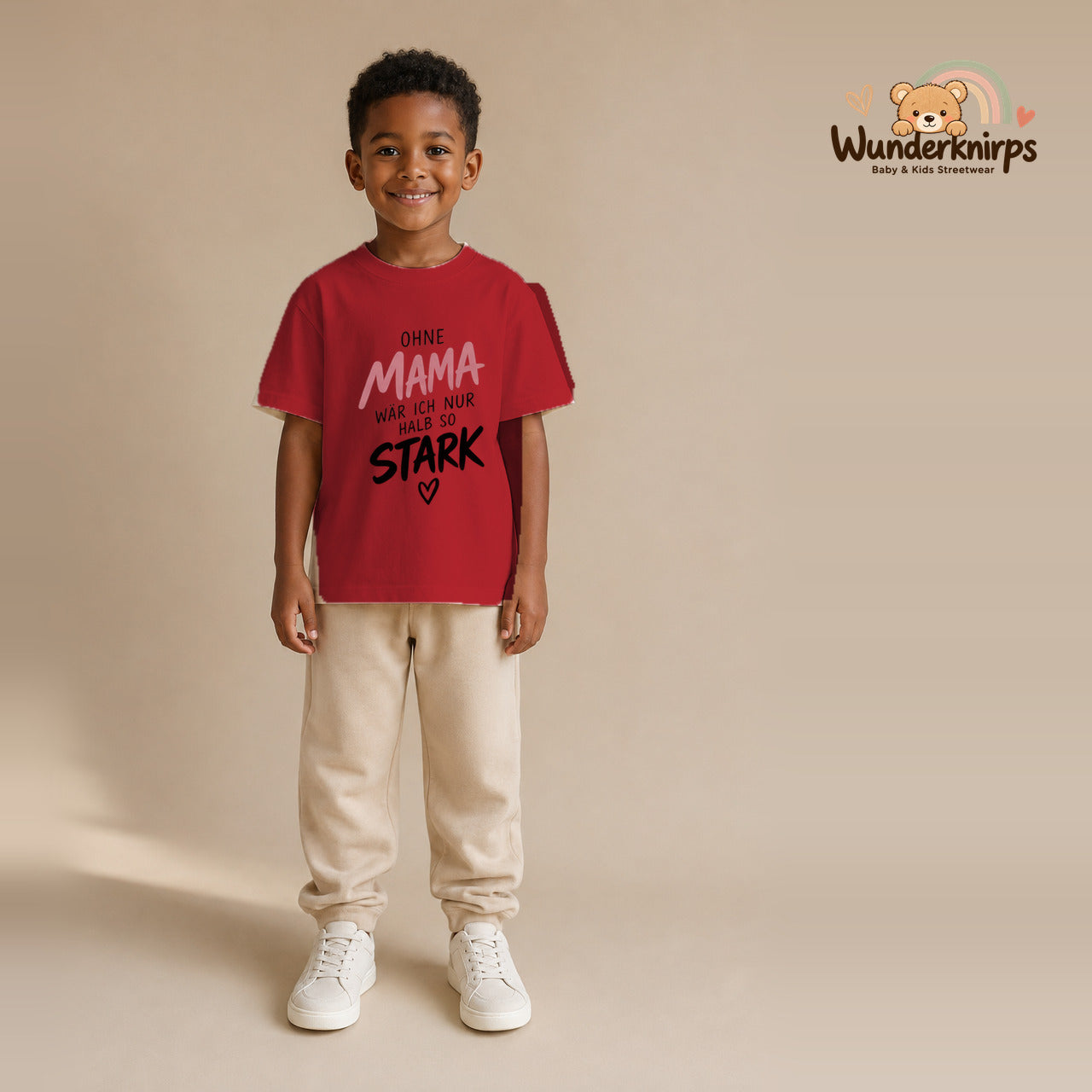 T-Shirt für Jungen in Rot mit Motiv „Ohne Mama“, getragen von einem Kind – Wunderknirps.