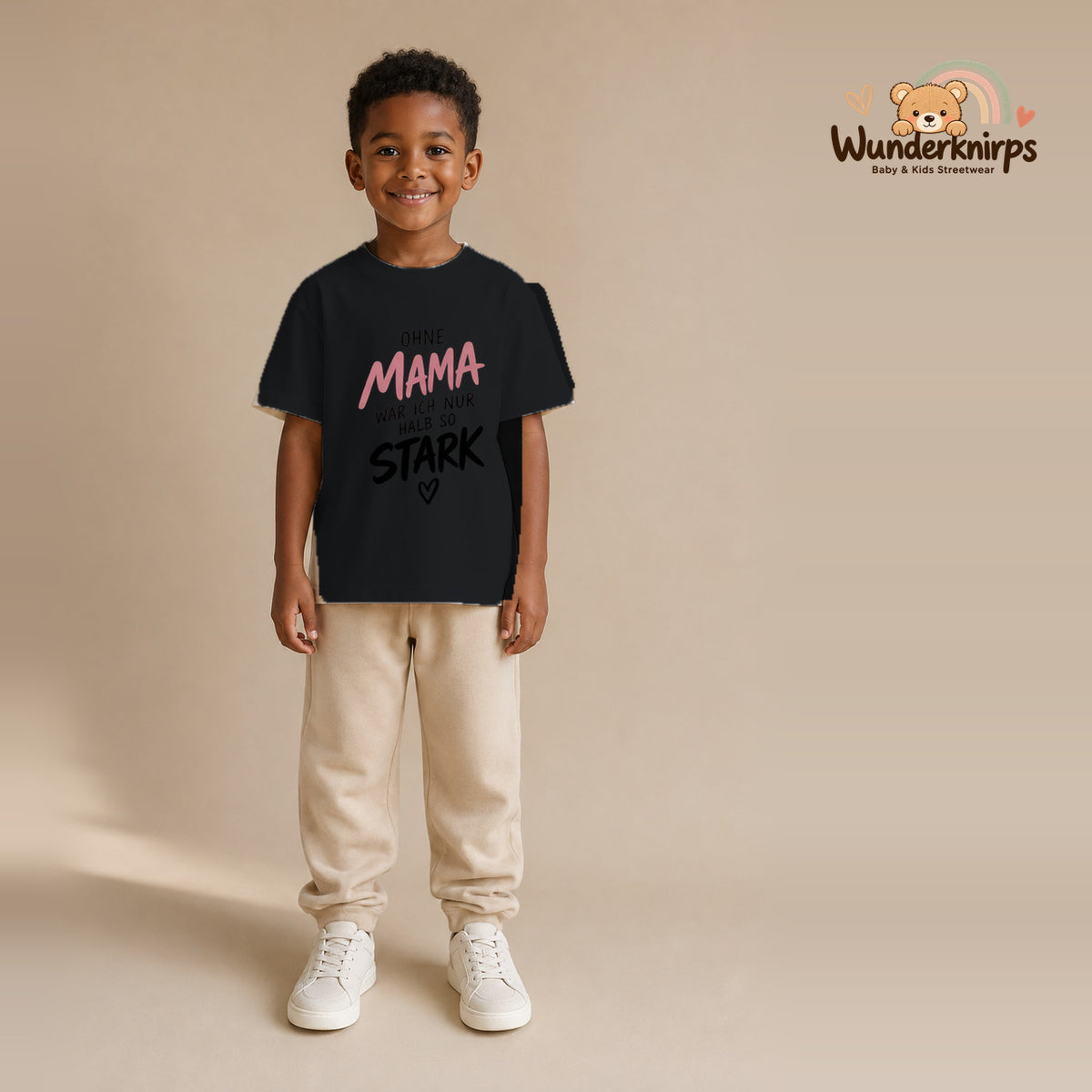 T-Shirt für Jungen in Schwarz mit Motiv „Ohne Mama“, getragen von einem Kind – Wunderknirps.