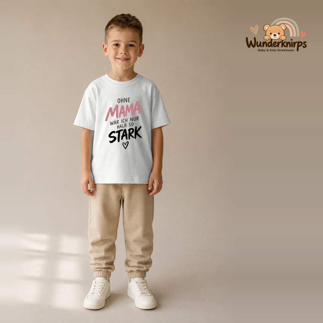 T-Shirt für Jungen in Weiß mit Motiv „Ohne Mama“, getragen von einem Kind – Wunderknirps.