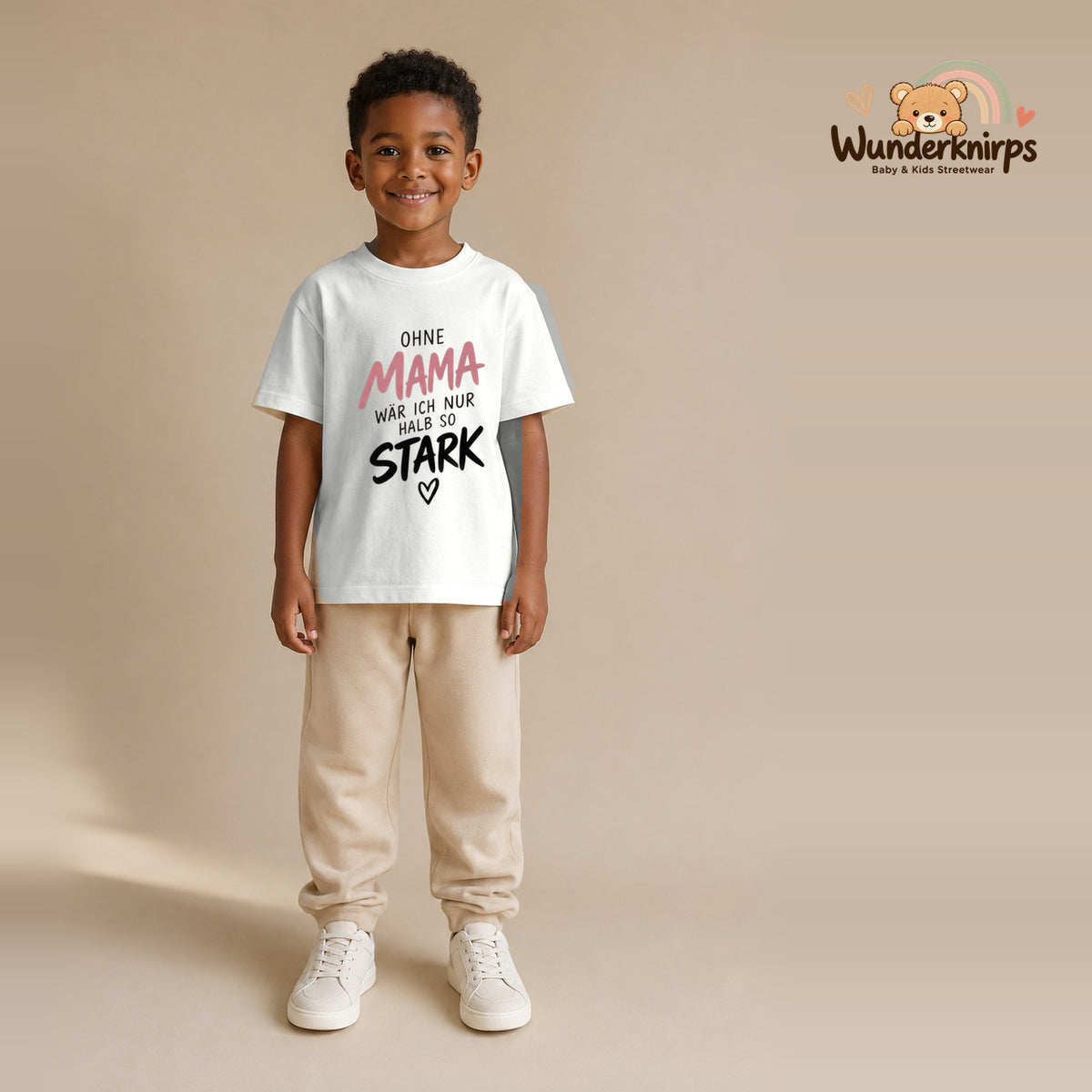 T-Shirt für Jungen in Weiß mit Motiv „Ohne Mama“, getragen von einem Kind – Wunderknirps.