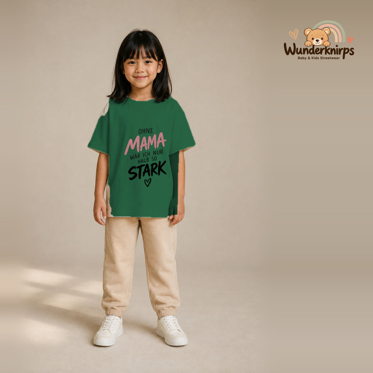 T-Shirt für Mädchen in Grün mit Motiv „Ohne Mama“, getragen von einem Kind – Wunderknirps.