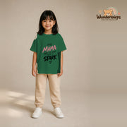 T-Shirt für Mädchen in Grün mit Motiv „Ohne Mama“, getragen von einem Kind – Wunderknirps.