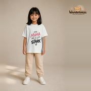 T-Shirt für Mädchen in Weiß mit Motiv „Ohne Mama“, getragen von einem Kind – Wunderknirps.