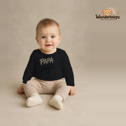 Babybody für Jungen in Schwarz mit Motiv „Ohne Papa“, getragen von einem Kind – Wunderknirps.