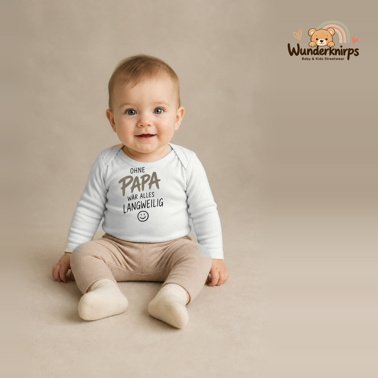 Babybody für Jungen in Weiß mit Motiv „Ohne Papa“, getragen von einem Kind – Wunderknirps.