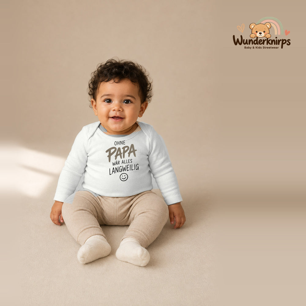 Babybody für Jungen in Weiß mit Motiv „Ohne Papa“, getragen von einem Kind – Wunderknirps.