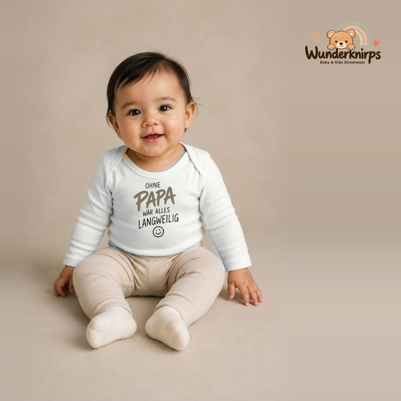 Babybody für Mädchen in Weiß mit Motiv „Ohne Papa“, getragen von einem Kind – Wunderknirps.