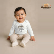 Babybody für Mädchen in Weiß mit Motiv „Ohne Papa“, getragen von einem Kind – Wunderknirps.