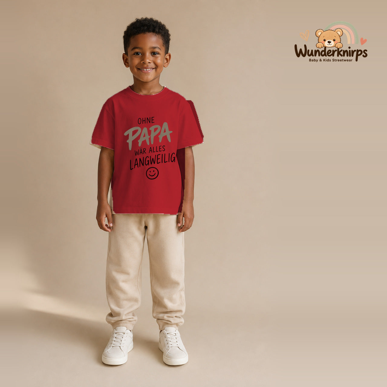 T-Shirt für Jungen in Rot mit Motiv „Ohne Papa“, getragen von einem Kind – Wunderknirps.