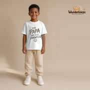 T-Shirt für Jungen in Weiß mit Motiv „Ohne Papa“, getragen von einem Kind – Wunderknirps.