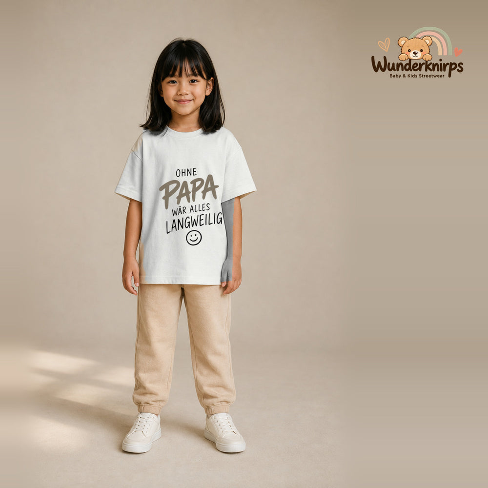 T-Shirt für Mädchen in Weiß mit Motiv „Ohne Papa“, getragen von einem Kind – Wunderknirps.