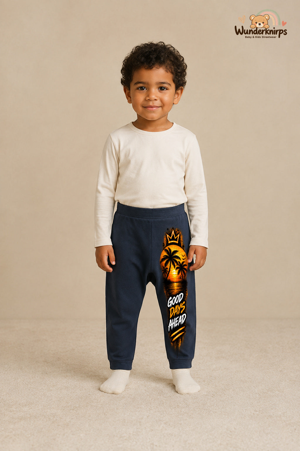 Good days ahead – Babyhose mit dem Motiv Palmen – für Jungen: Navy mit Palmen-Druck am Hosenbein – Wunderknirps.
