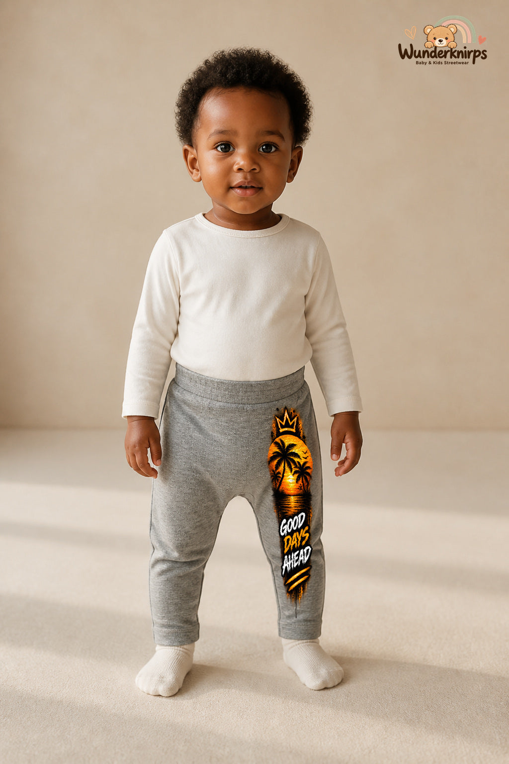 Palmen Lieblingslook – Good days ahead – Babyhose für Mädchen: Grau meliert mit Palmen-Druck am Hosenbein – Wunderknirps.