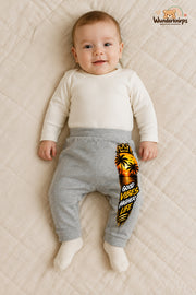Good vibes higher life – Babyhose mit dem Motiv Palmen – für Jungen: Grau meliert mit Palmen-Druck am Hosenbein – Wunderknirps.