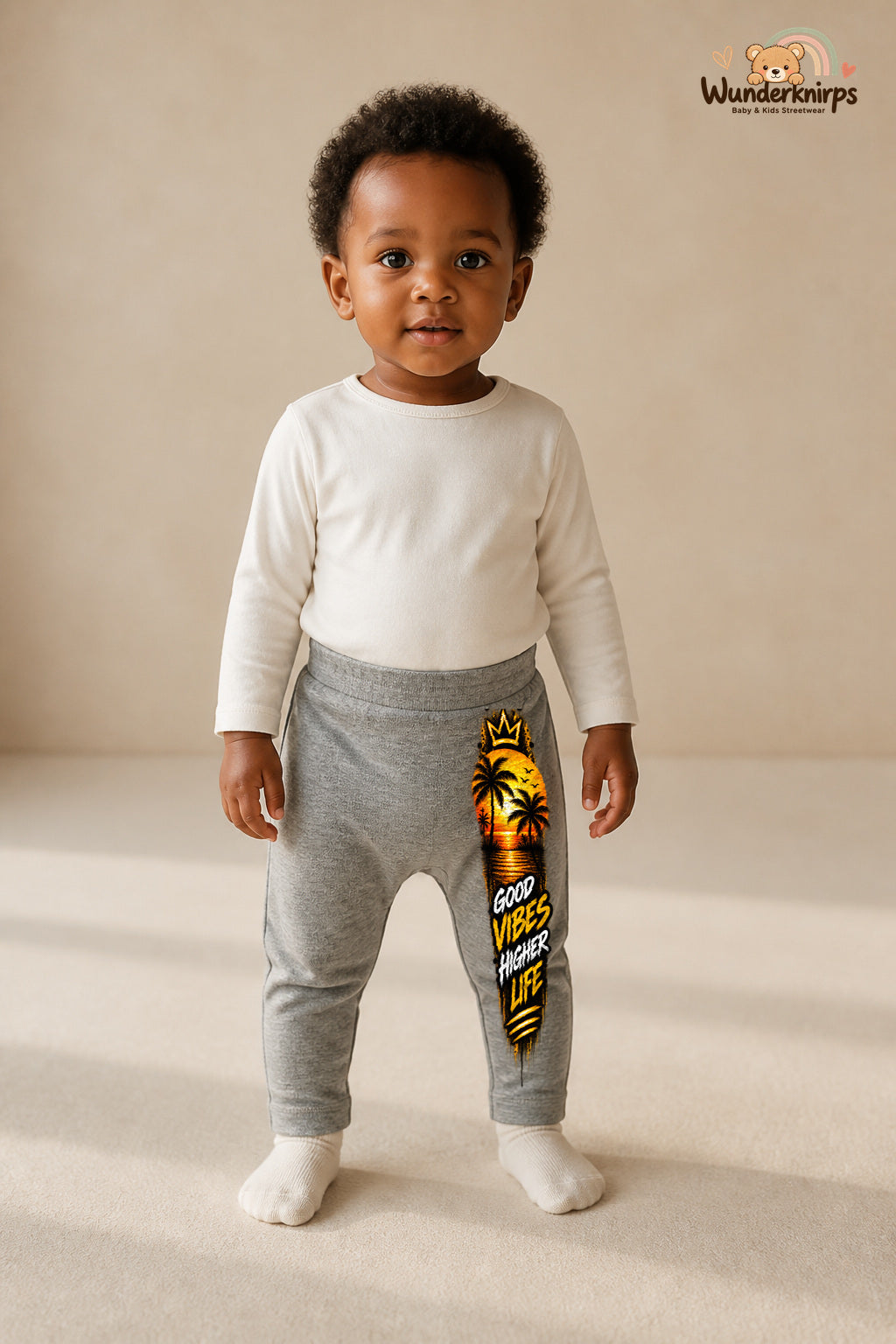 Palmen Lieblingslook – Good vibes higher life – Babyhose für Mädchen: Grau meliert mit Palmen-Druck am Hosenbein – Wunderknirps.