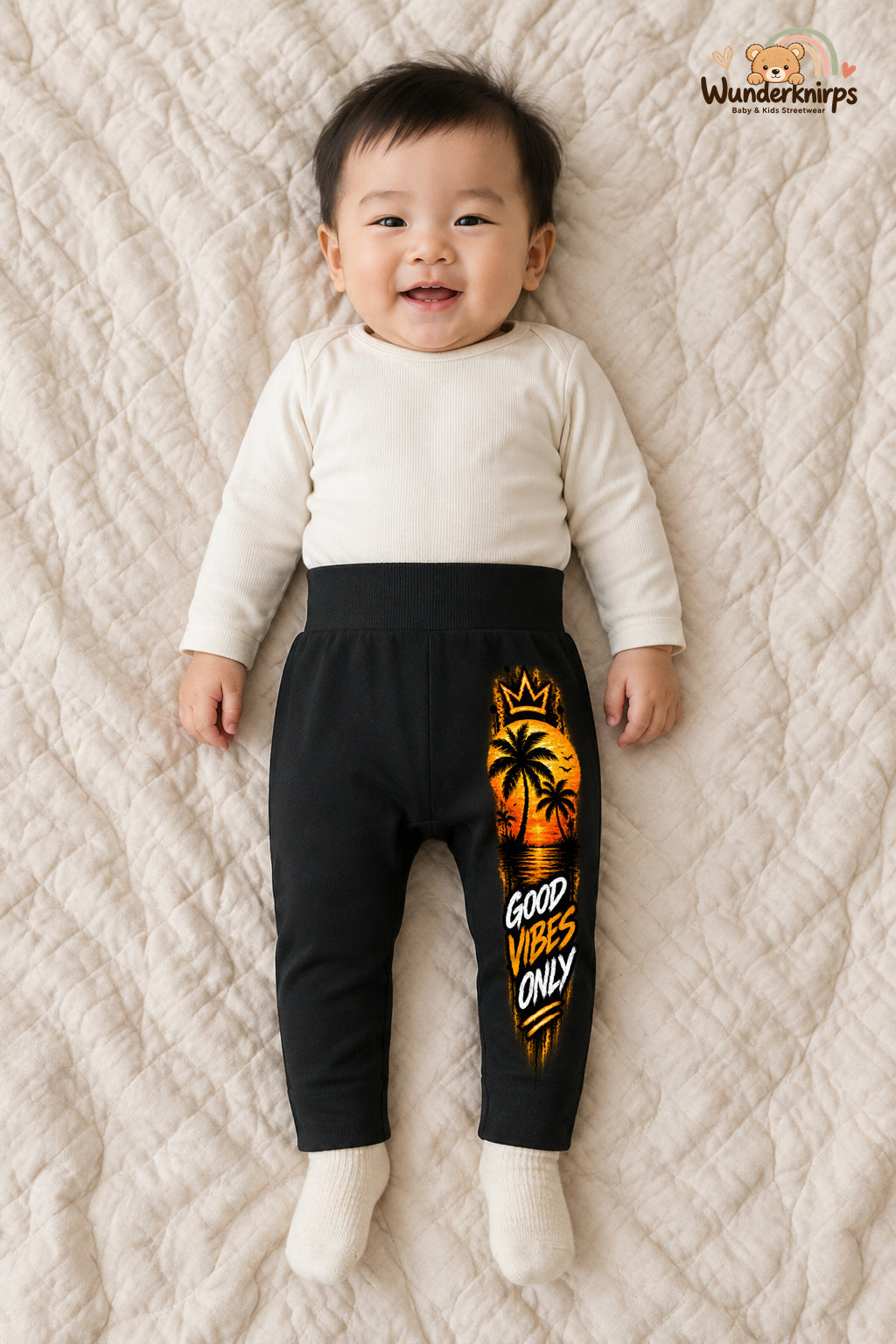 Good vibes only: Palmen für kleine Entdecker – Babyhose für Jungen: Schwarz mit Palmen-Druck am Hosenbein – Wunderknirps.