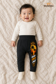Good vibes only: Palmen für kleine Entdecker – Babyhose für Jungen: Schwarz mit Palmen-Druck am Hosenbein – Wunderknirps.