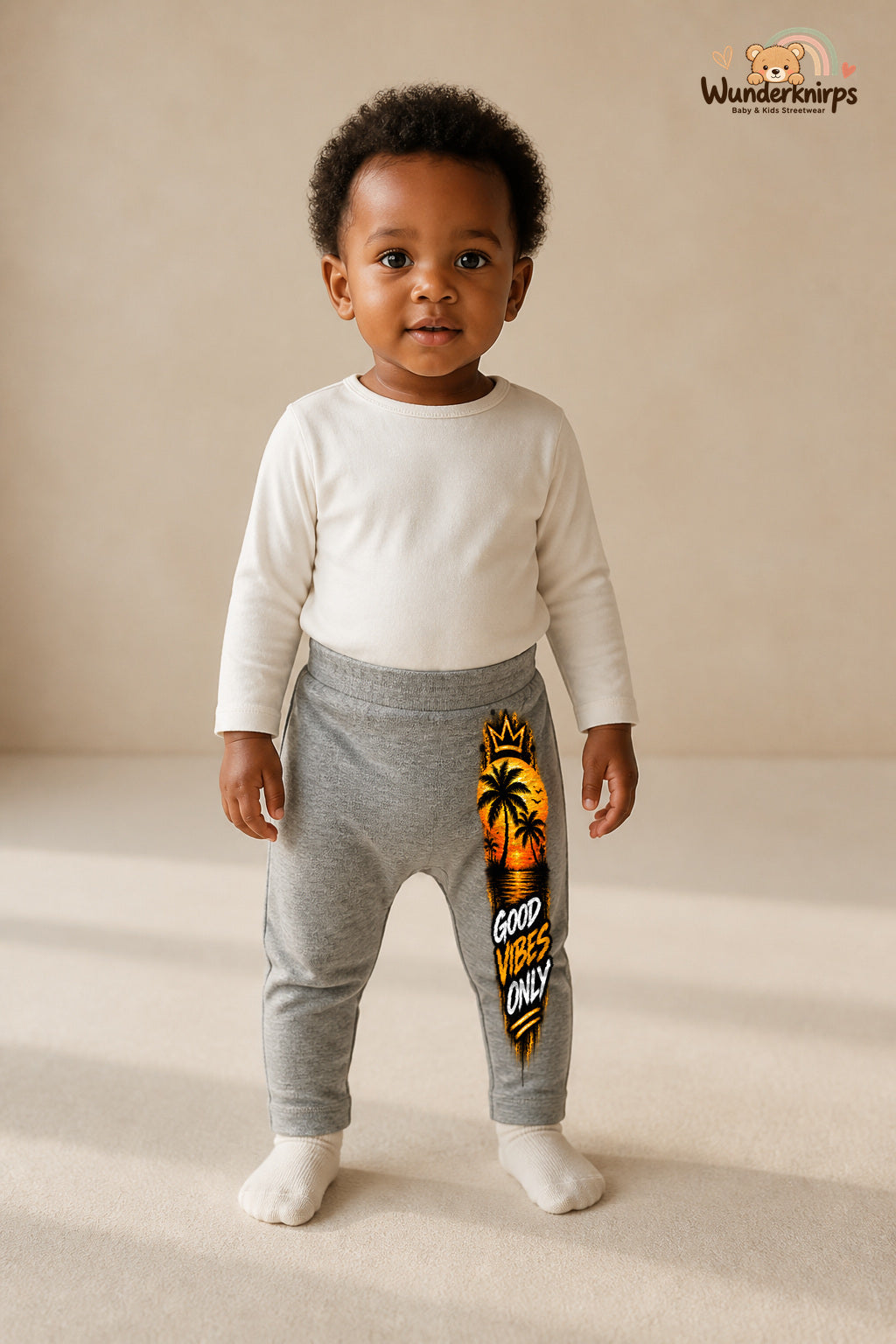 Good vibes only – Palmen mit Persönlichkeit – Babyhose für Mädchen: Grau meliert mit Palmen-Druck am Hosenbein – Wunderknirps.
