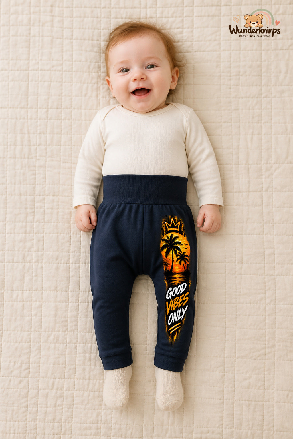Good vibes only – Palmen mit Persönlichkeit – Babyhose für Mädchen: Navy mit Palmen-Druck am Hosenbein – Wunderknirps.