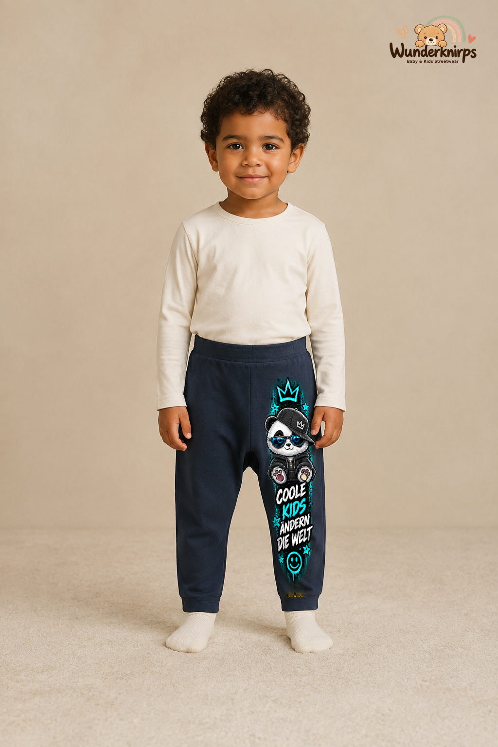 Panda Streetstyle – Coole kids ändern die welt – Babyhose für Jungen: Navy mit Panda-Druck am Hosenbein – Wunderknirps.