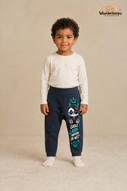 Panda Streetstyle – Coole kids ändern die welt – Babyhose für Jungen: Navy mit Panda-Druck am Hosenbein – Wunderknirps.
