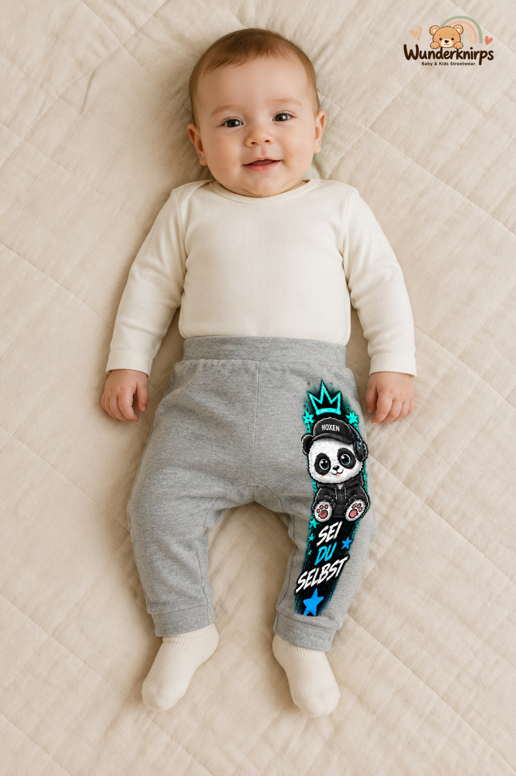 Panda Alltagsheld – Sei du selbst – Babyhose für Jungen: Grau meliert mit Panda-Druck am Hosenbein – Wunderknirps.