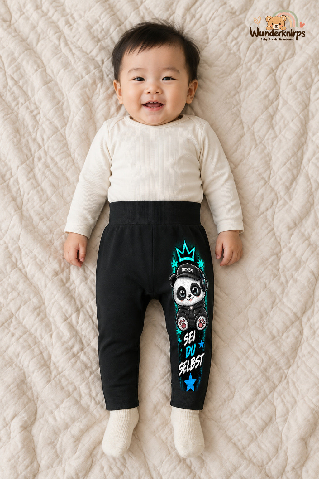 Panda Alltagsheld – Sei du selbst – Babyhose für Jungen: Schwarz mit Panda-Druck am Hosenbein – Wunderknirps.