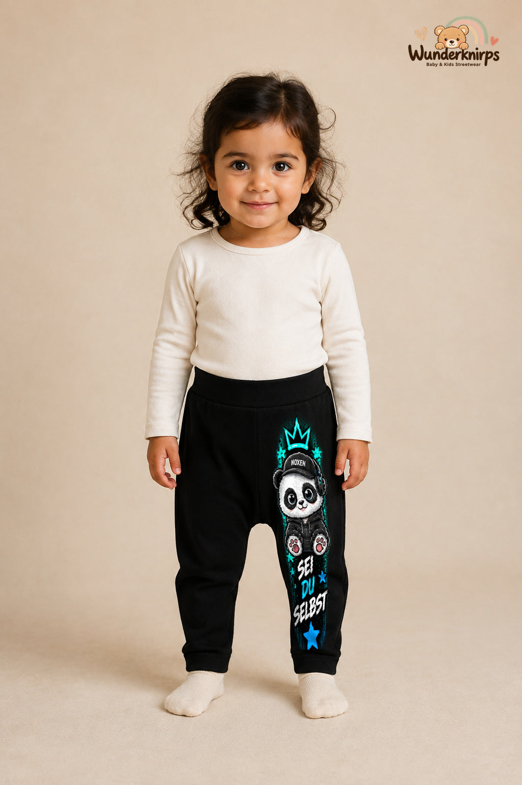 Panda Traumlook – Sei du selbst – Babyhose für Mädchen: Schwarz mit Panda-Druck am Hosenbein – Wunderknirps.