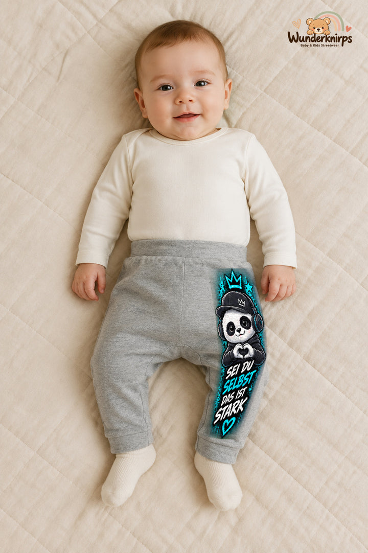 Sei du selbst das ist stark: Panda für kleine Entdecker – Babyhose für Jungen: Grau meliert mit Panda-Druck am Hosenbein – Wunderknirps.