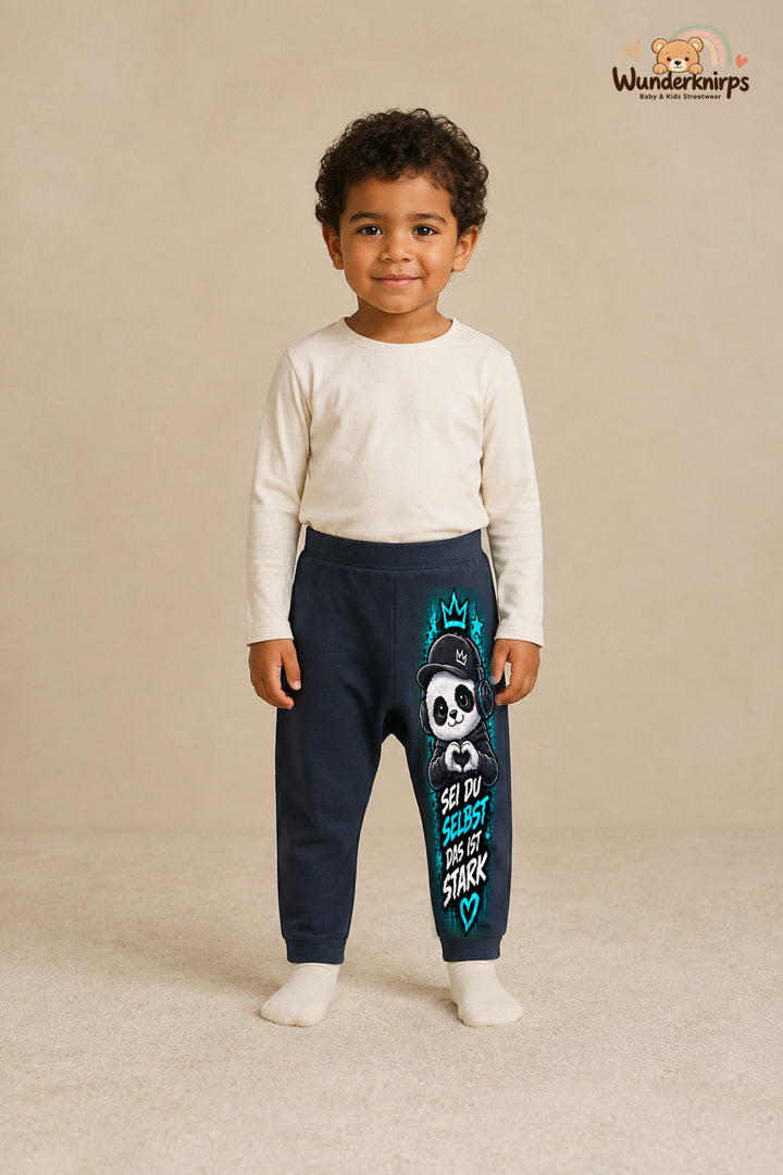 Sei du selbst das ist stark: Panda für kleine Entdecker – Babyhose für Jungen: Navy mit Panda-Druck am Hosenbein – Wunderknirps.