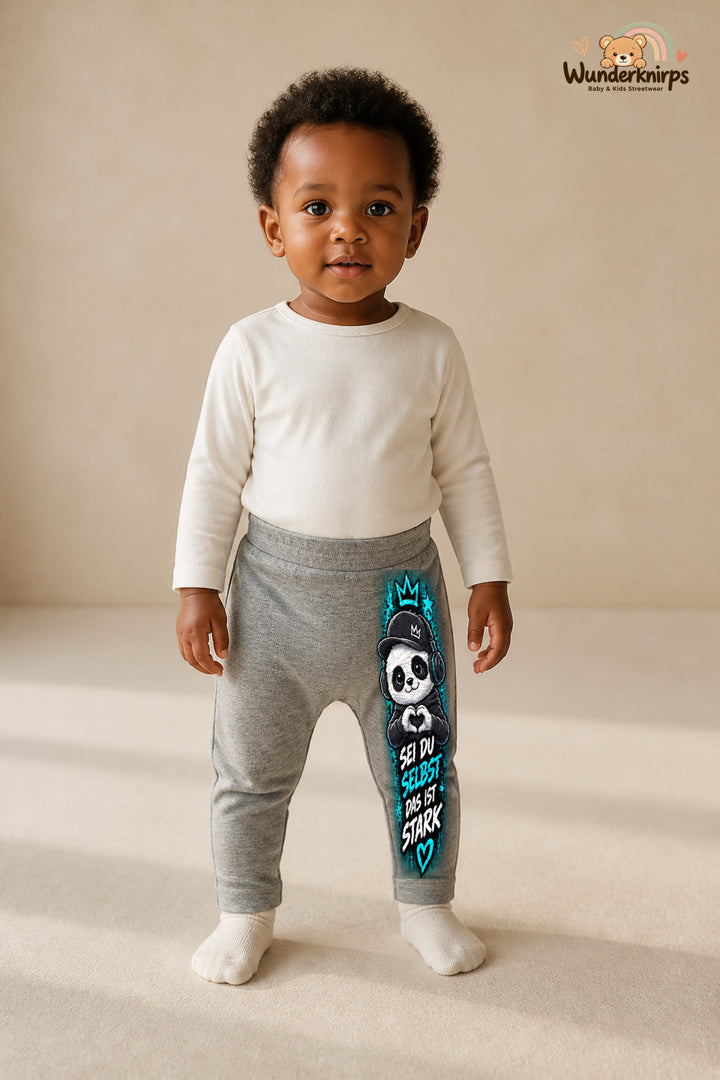 Sei du selbst das ist stark – Panda mit Persönlichkeit – Babyhose für Mädchen: Grau meliert mit Panda-Druck am Hosenbein – Wunderknirps.