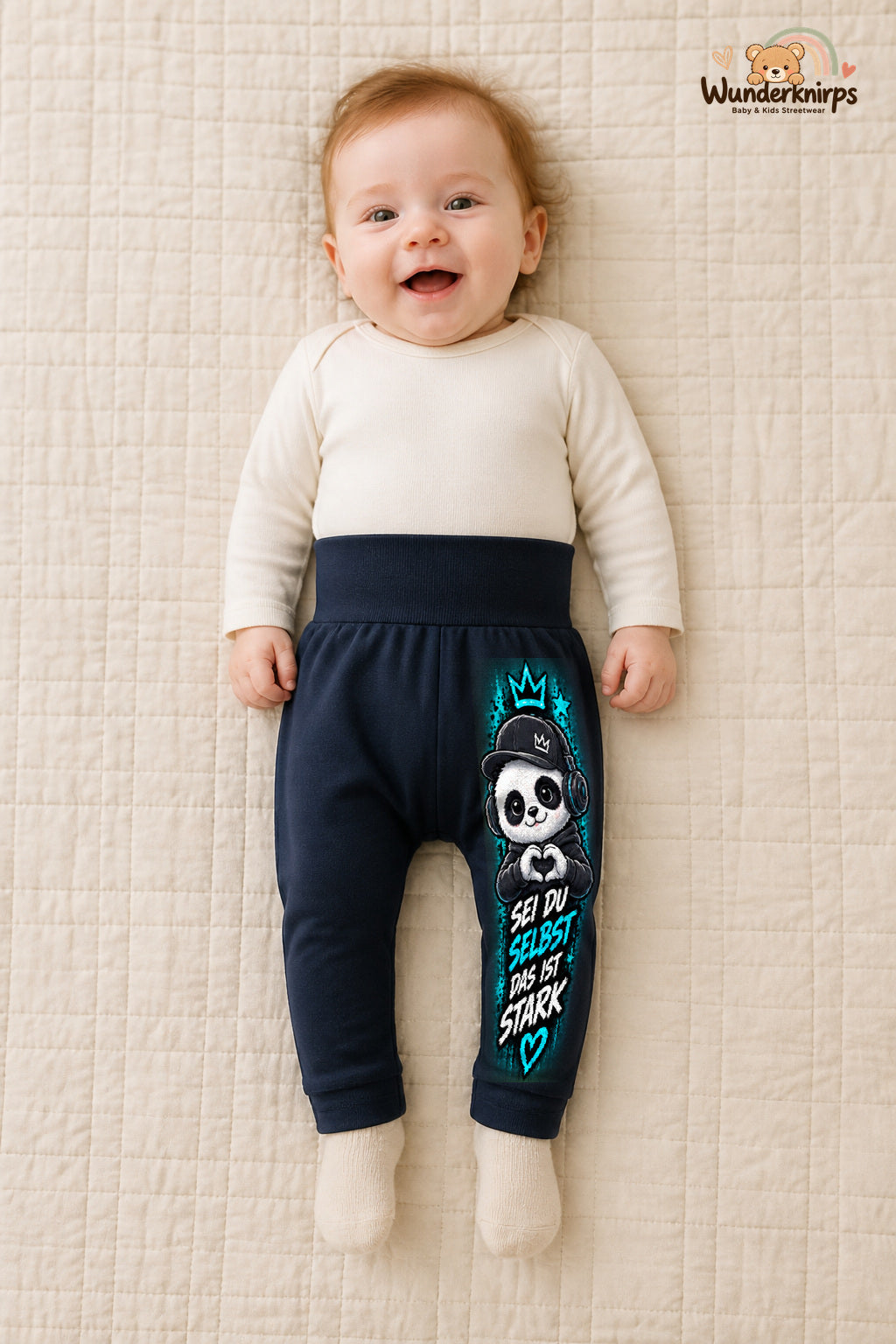 Sei du selbst das ist stark – Panda mit Persönlichkeit – Babyhose für Mädchen: Navy mit Panda-Druck am Hosenbein – Wunderknirps.