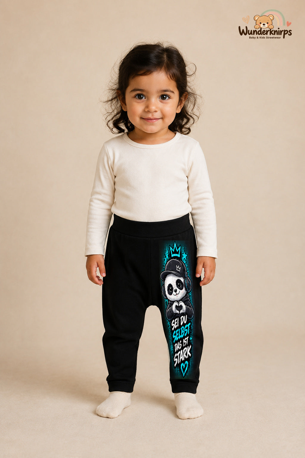 Sei du selbst das ist stark – Panda mit Persönlichkeit – Babyhose für Mädchen: Schwarz mit Panda-Druck am Hosenbein – Wunderknirps.