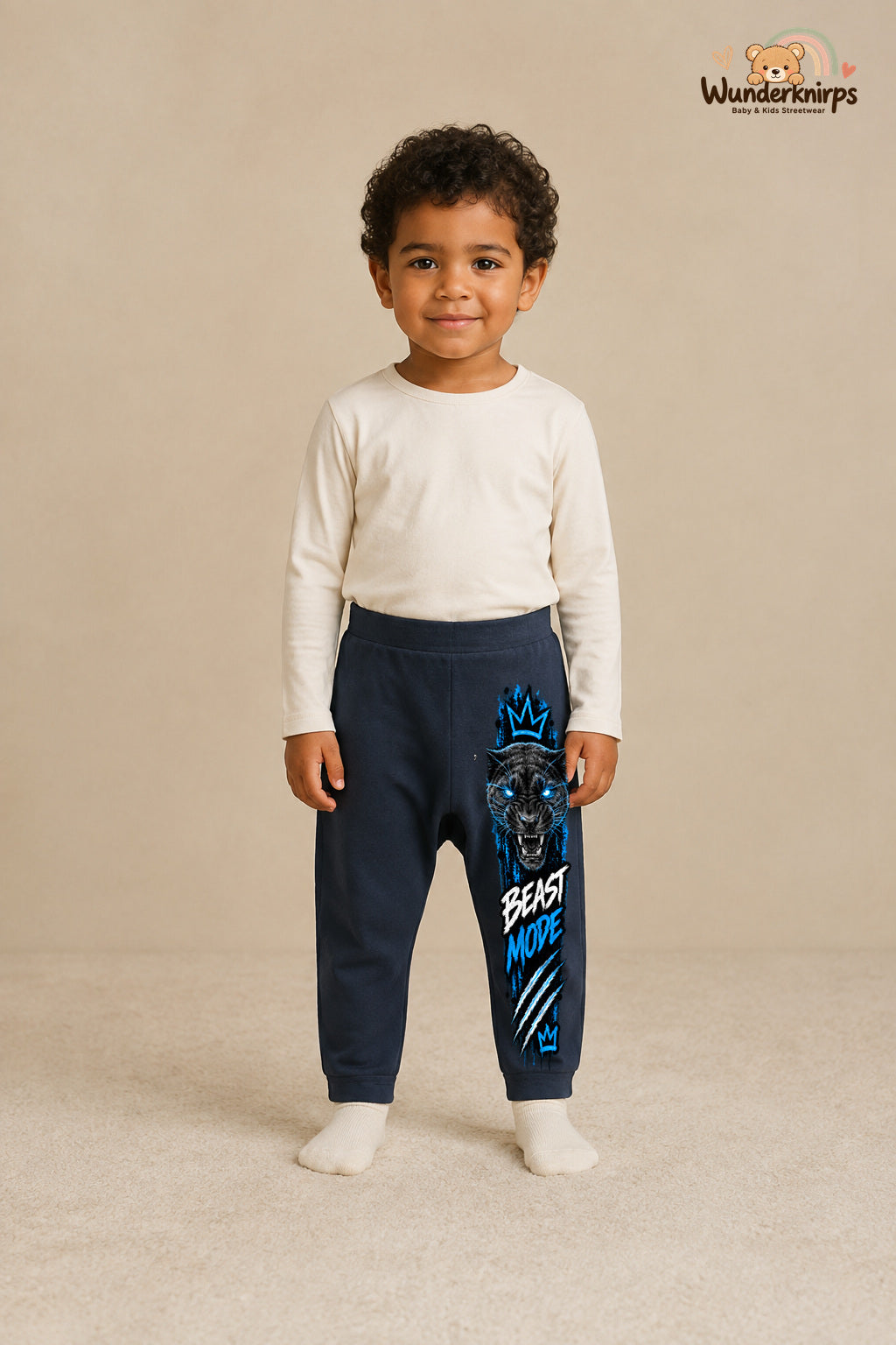 Beast mode – Babyhose mit dem Motiv Panther – für Jungen: Navy mit Panther-Druck am Hosenbein – Wunderknirps.