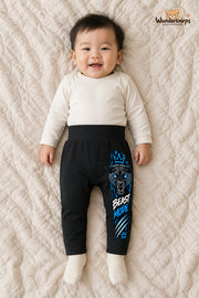 Beast mode – Babyhose mit dem Motiv Panther – für Jungen: Schwarz mit Panther-Druck am Hosenbein – Wunderknirps.