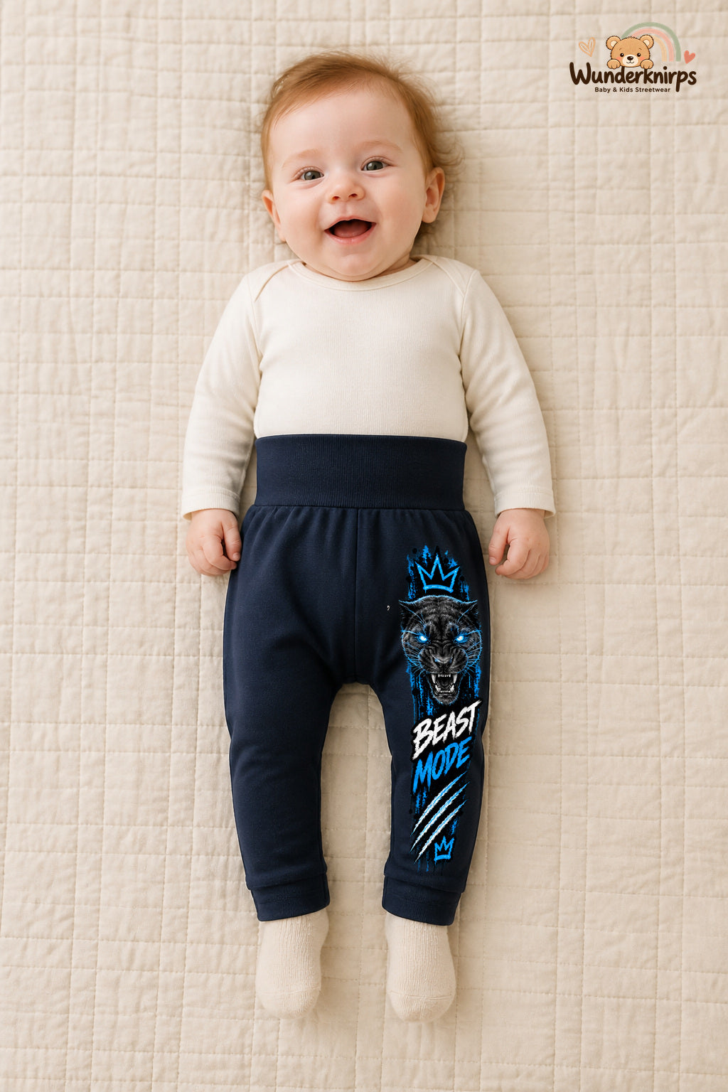 Panther Lieblingslook – Beast mode – Babyhose für Mädchen: Navy mit Panther-Druck am Hosenbein – Wunderknirps.