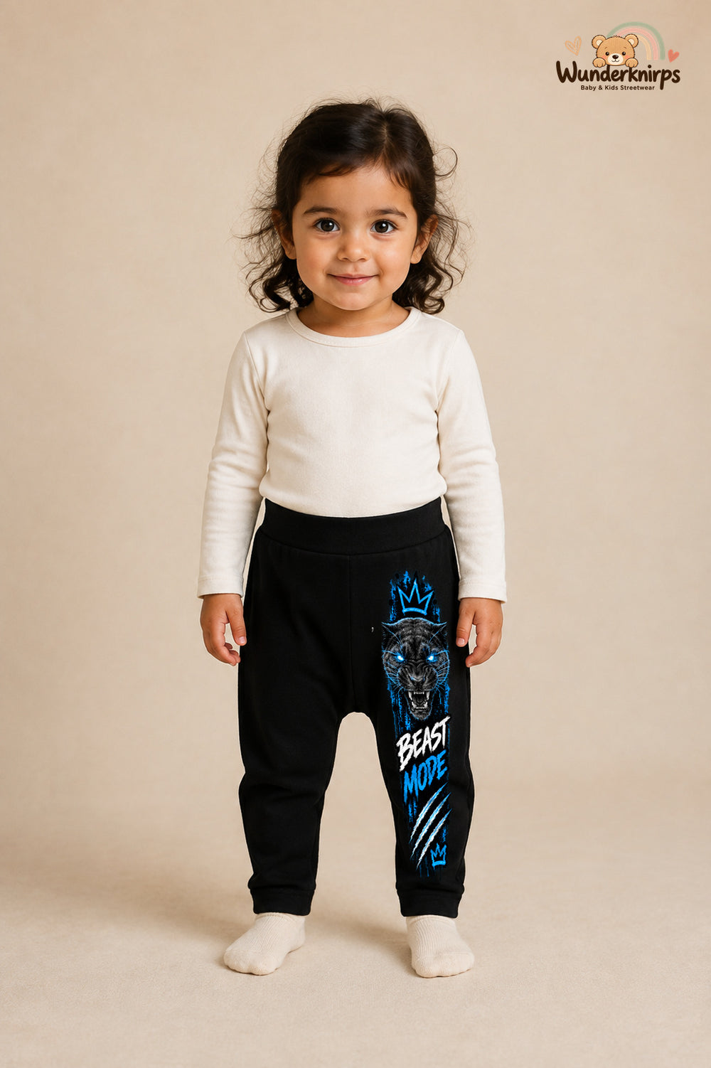 Panther Lieblingslook – Beast mode – Babyhose für Mädchen: Schwarz mit Panther-Druck am Hosenbein – Wunderknirps.