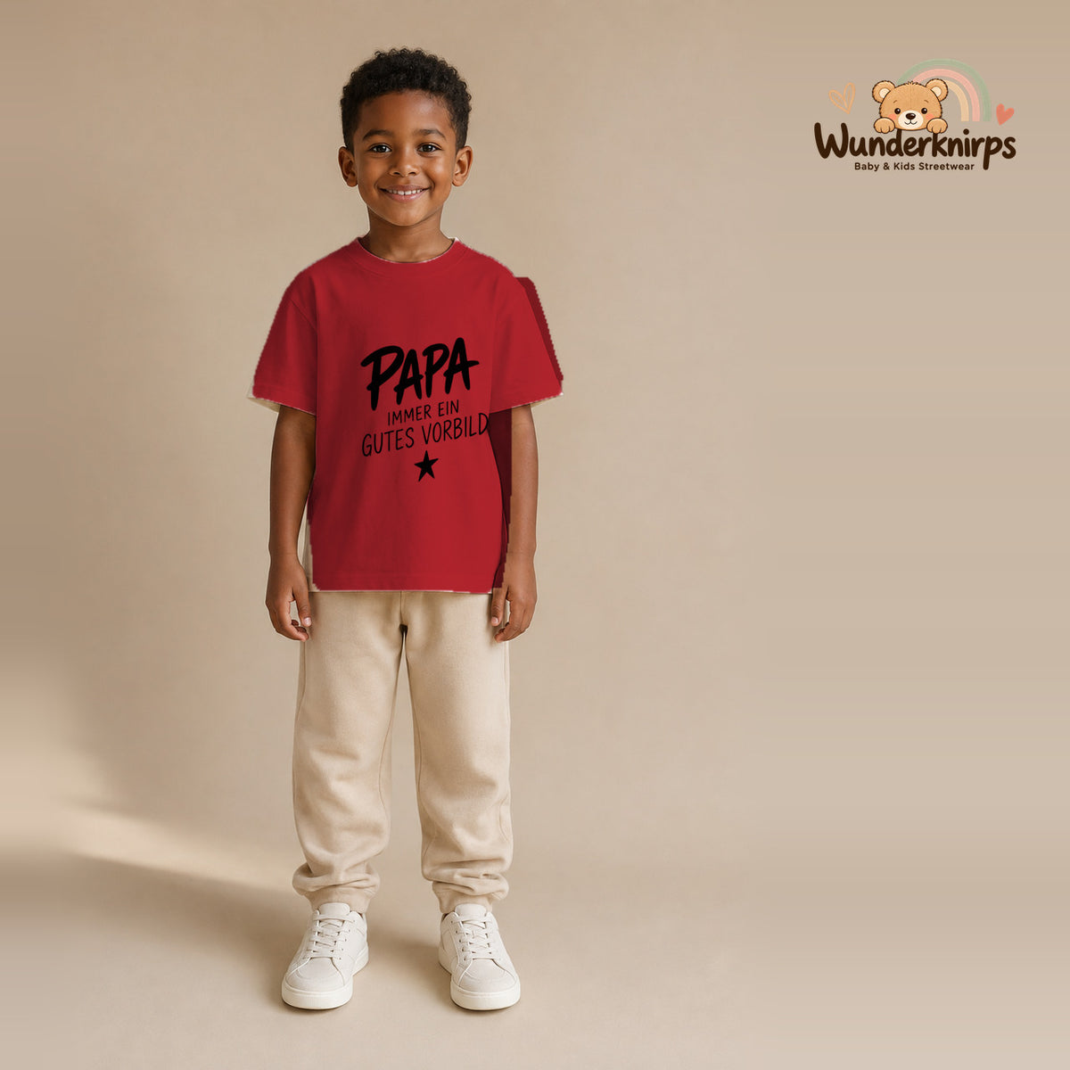 T-Shirt für Jungen in Rot mit Motiv „Papa gutes Vorbild“, getragen von einem Kind – Wunderknirps.