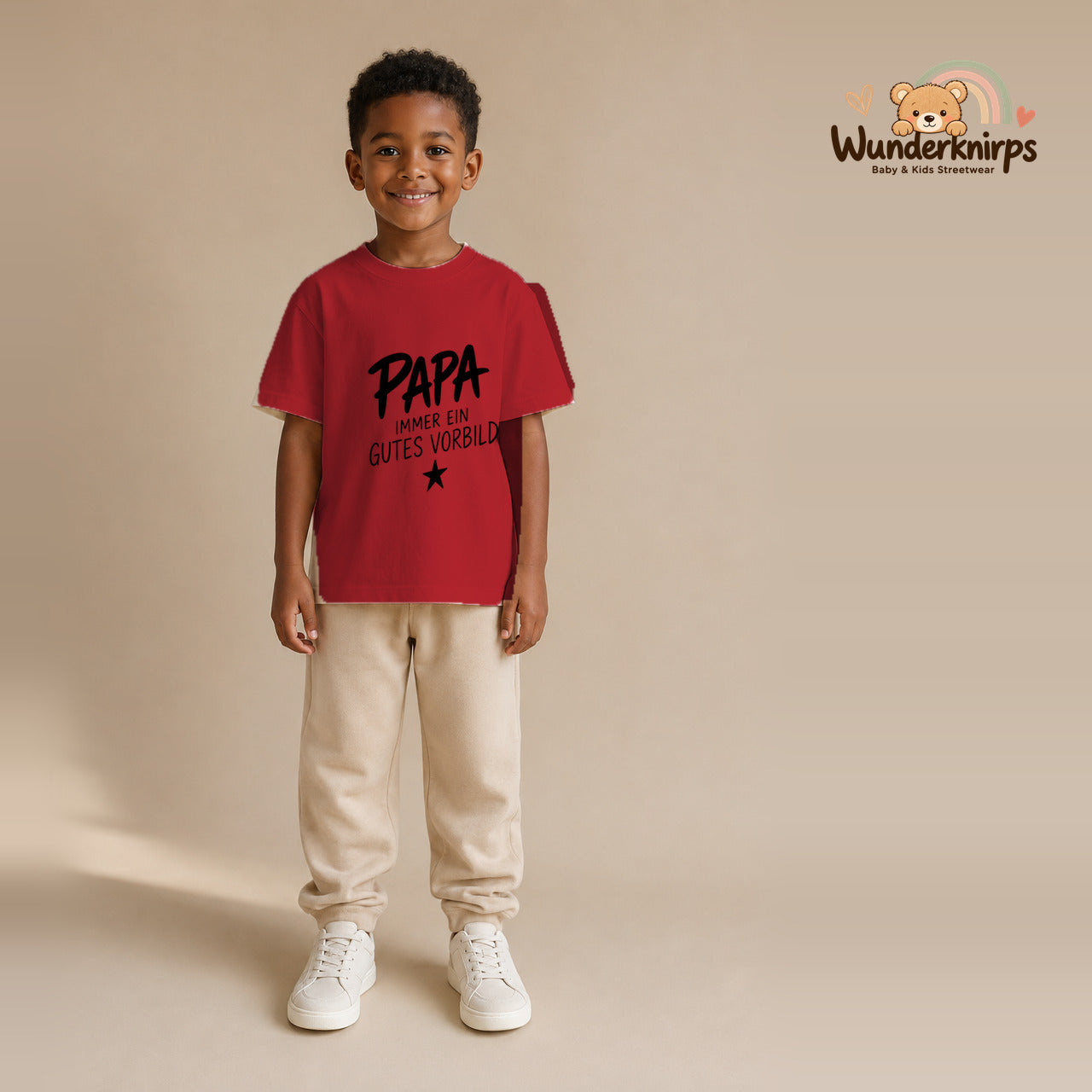 T-Shirt für Jungen in Rot mit Motiv „Papa gutes Vorbild“, getragen von einem Kind – Wunderknirps.