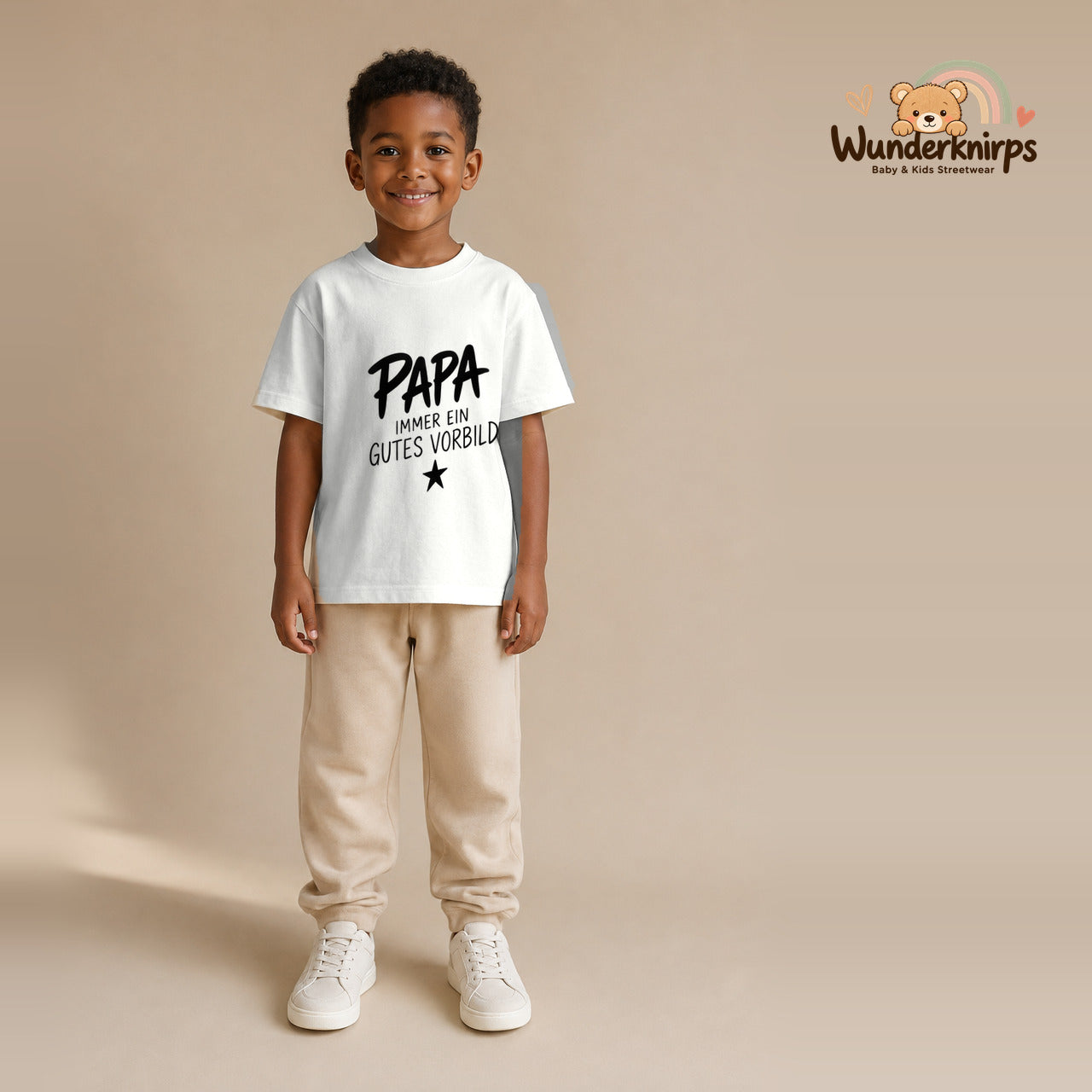 T-Shirt für Jungen in Weiß mit Motiv „Papa gutes Vorbild“, getragen von einem Kind – Wunderknirps.