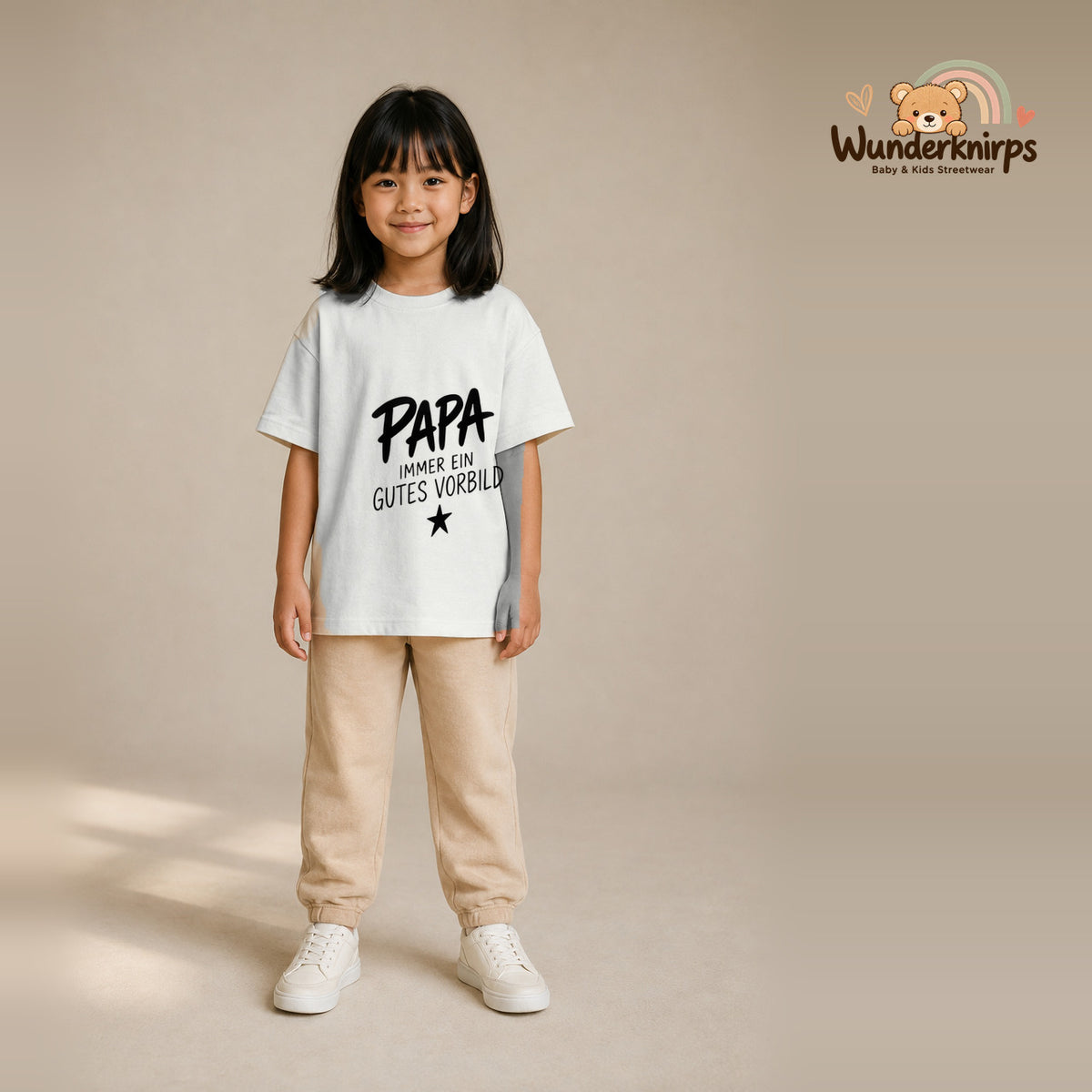 T-Shirt für Mädchen in Weiß mit Motiv „Papa gutes Vorbild“, getragen von einem Kind – Wunderknirps.